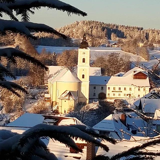 Winterlicher Blick auf die Klosterkirche St. Oswald
