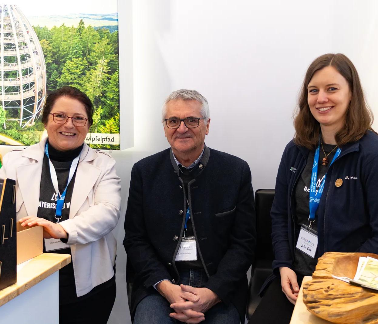Freundliche Gesichter am Stand für Tourismusinformationen Die freundlichen Gesichter der Messestandmitarbeiter strahlen, während sie Besucher über die Region und ihre Attraktionen informieren.
