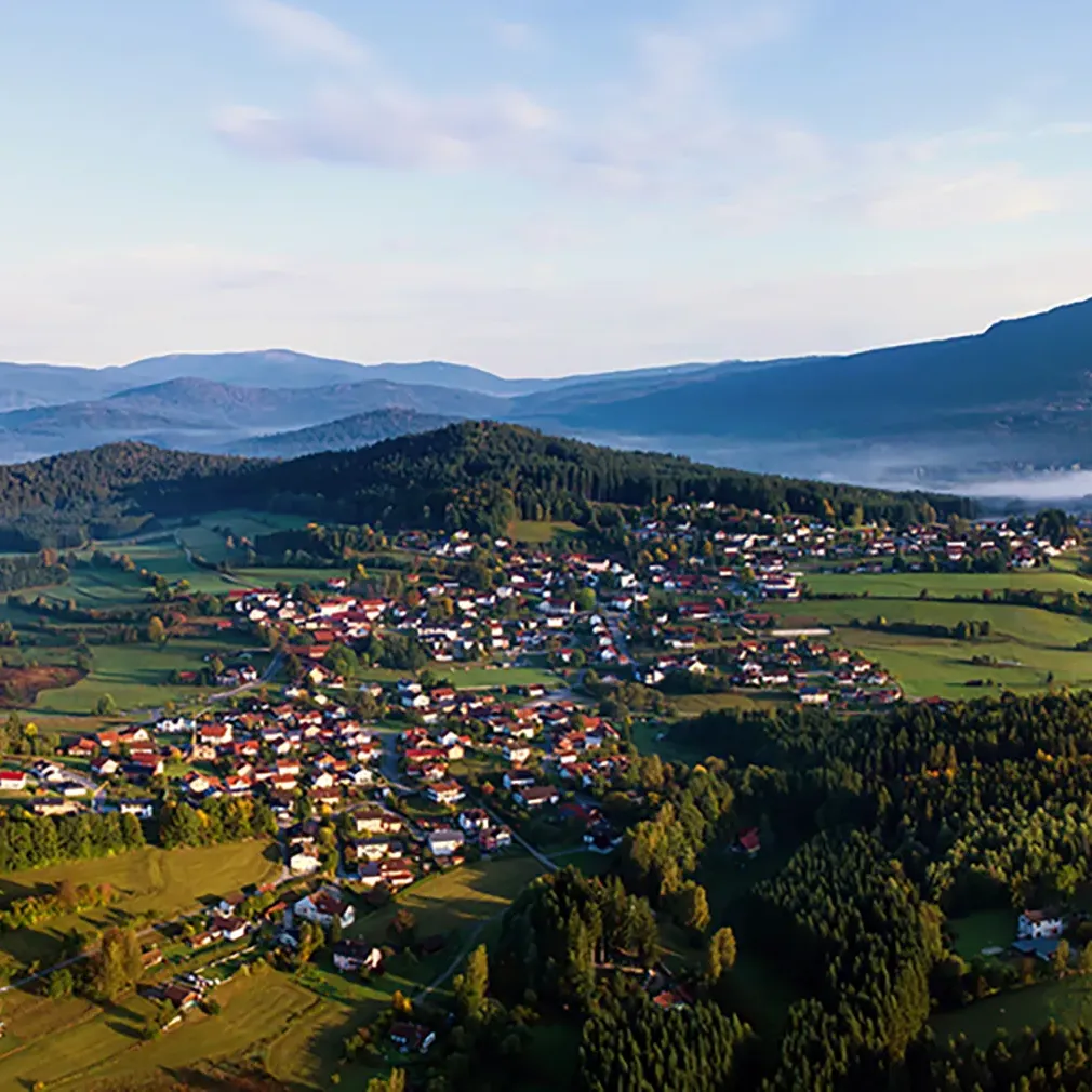 Nebelschwaden über der Gemeinde Lindberg mit dem Großen Falkenstein im Hintergrund Gemeinde Lindberg von der Luft aus fotografiert im Herbst