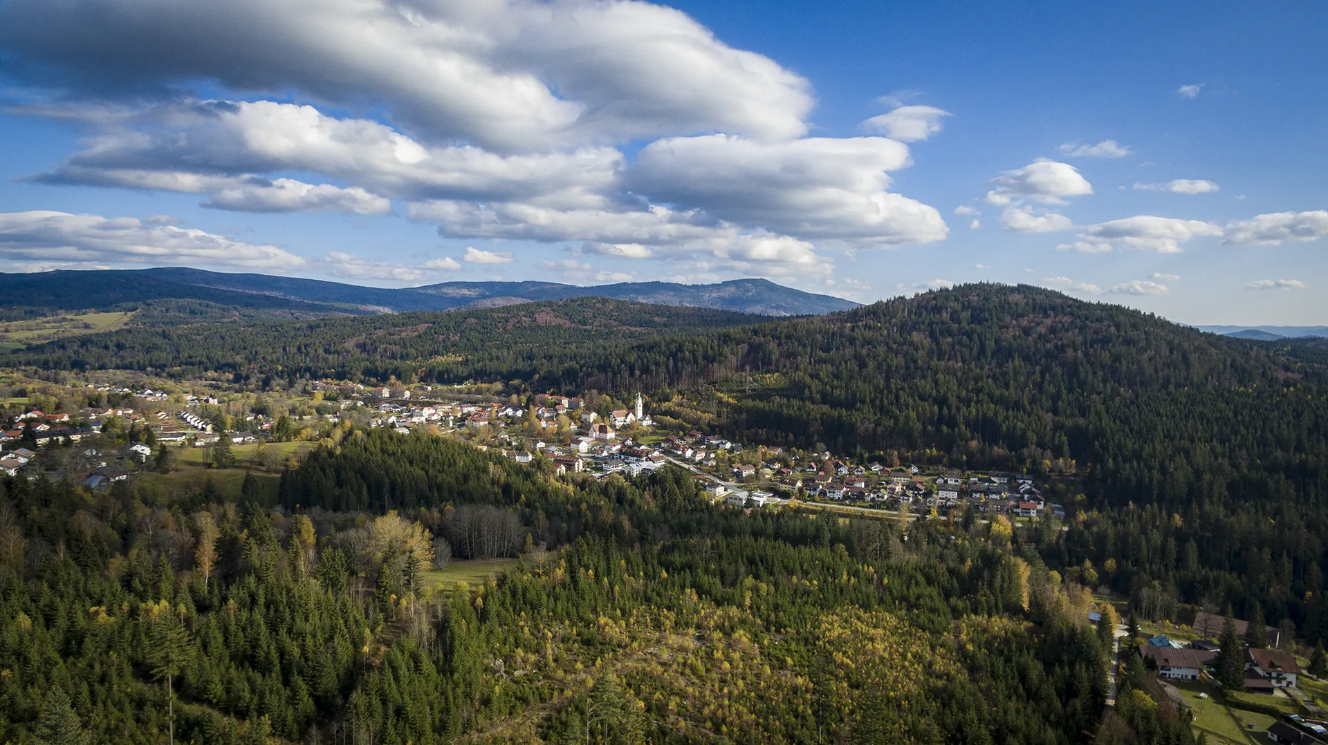 Fernaufnahme des Ortes Bayerische Eisenstein mit Bergen im Hintergrund Ansicht Bayerisch Eisenstein