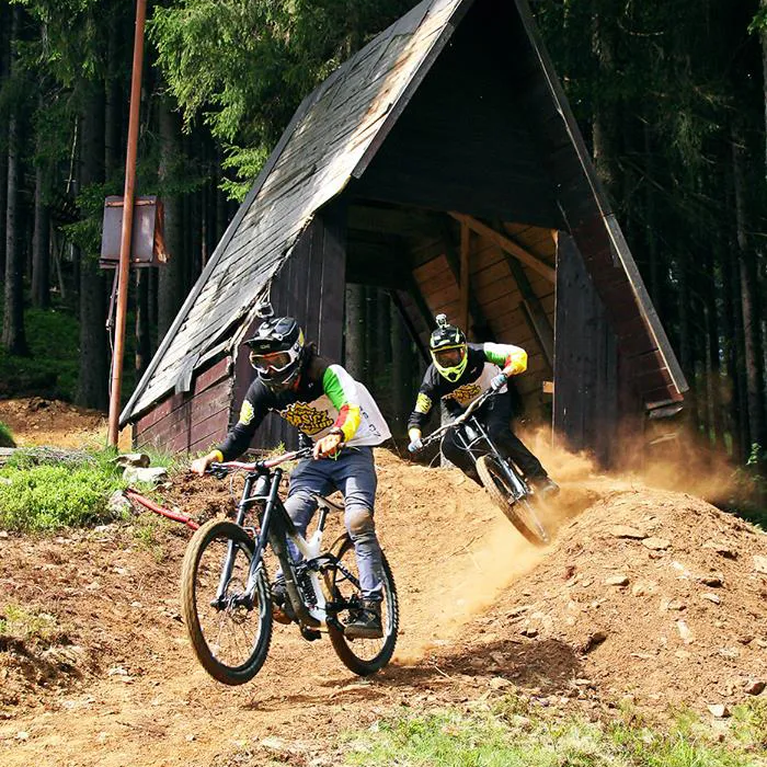 Zwei Mountainbiker im Bikepark Spicak