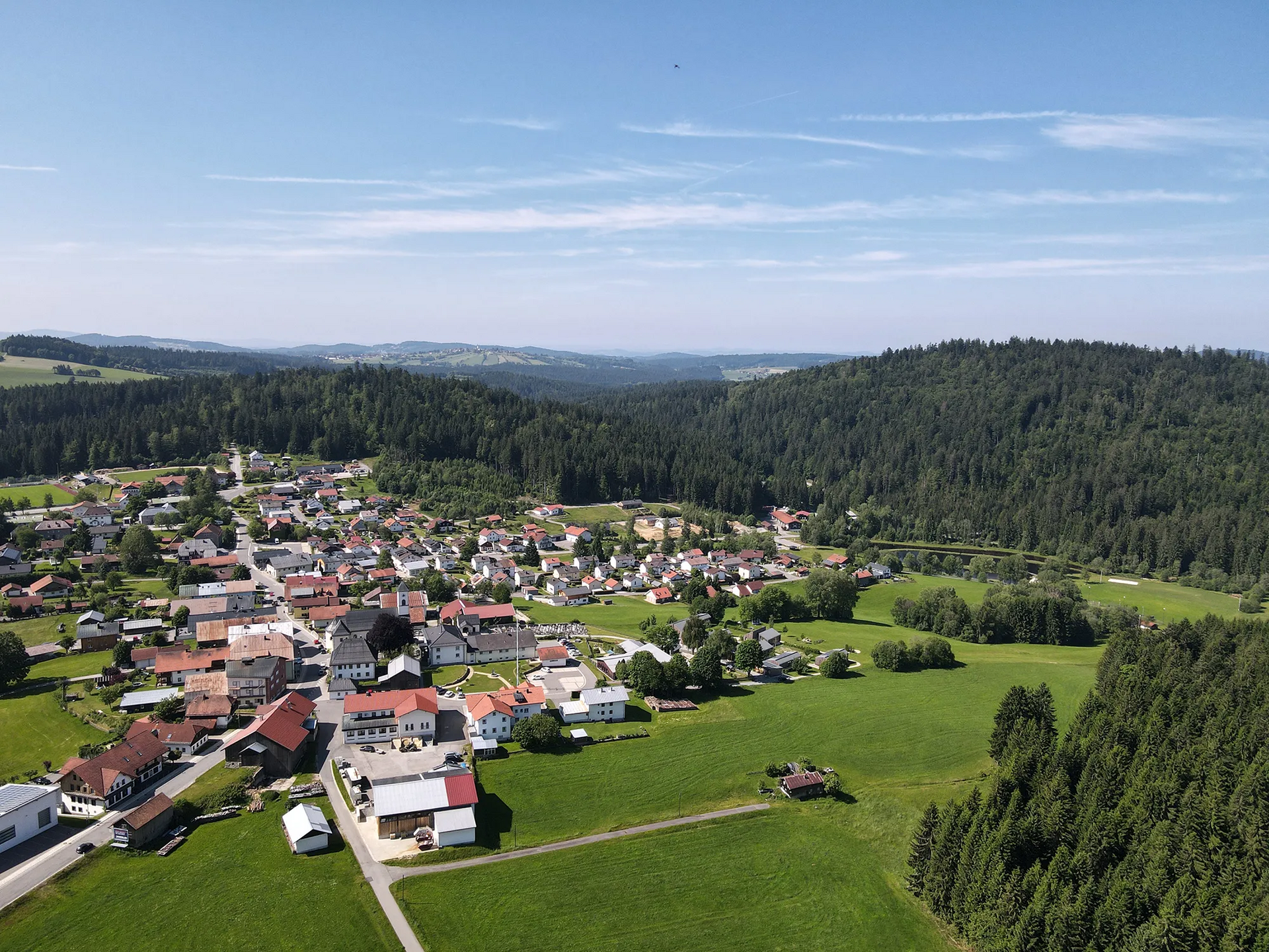 Drohnenbild des Ortes Mauth Ortsansicht Gemeinde Mauth-Finsterau