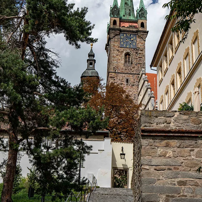 Blick auf den schwarzen Turm von Klattau umrahmt von historischer Architektur Schwarzer Turm in Klattau