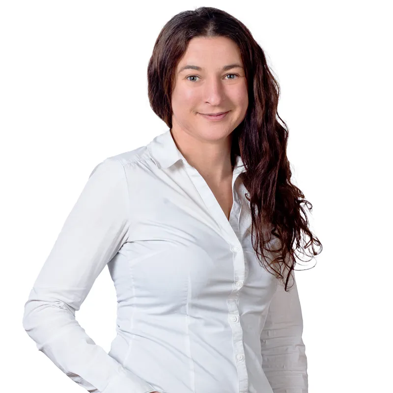 Porträtaufnahme von Marina Waldhauser, Tourist Info Spiegelau marina waldhauser, expertin fuer spiegelau