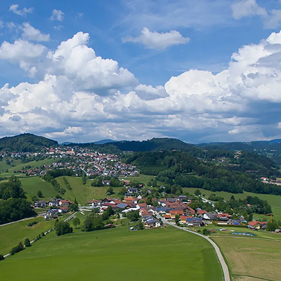 blau weißer Himmel über dem Markt Schönberg Luftbildaufnahme vom Markt Schönberg mit blauem Himmel und luftigen Wolken
