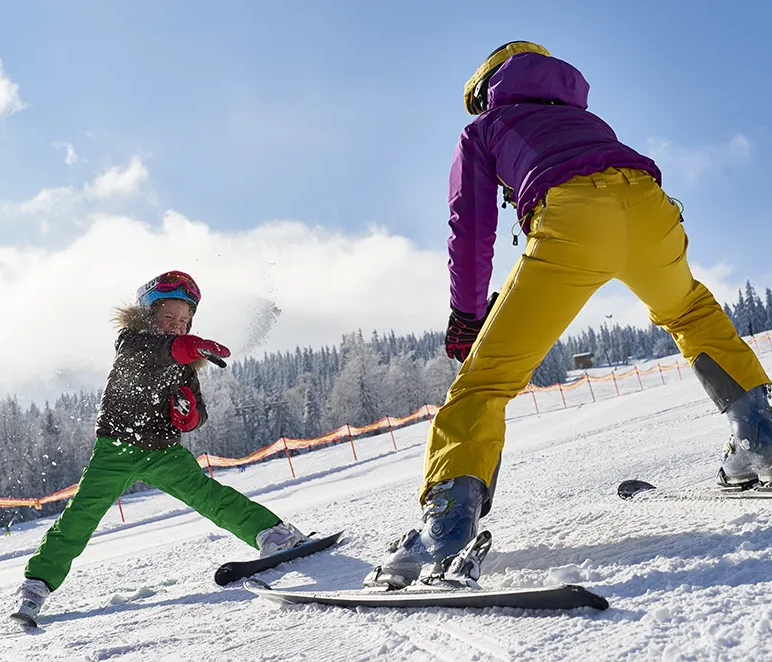 Familienzeit im Schnee: Spaß beim Schneeballwerfen Ski Alpin Anfänger