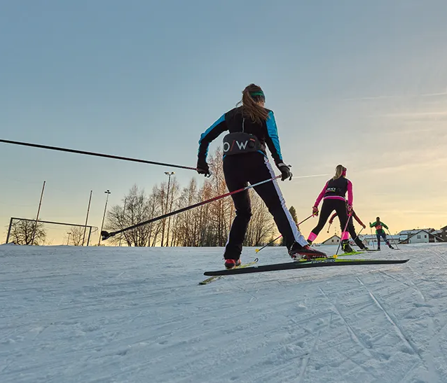 Slater genießen den Sonnenuntergang auf der Piste Langläufer auf der Loipe in Klingenbrunn