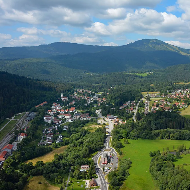 Panoramaansicht Bayerisch Eisenstein mit dem Großen Arber im Hintergrund Touristinfo Bayerisch Eisenstein