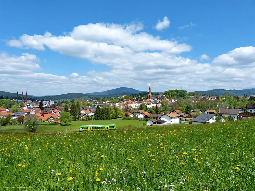 Panoramansicht der Stadt Zwiesel mit Waldbahn im Vordergrund Blick auf Zwiesel mit der Waldbahn im Vordergrund