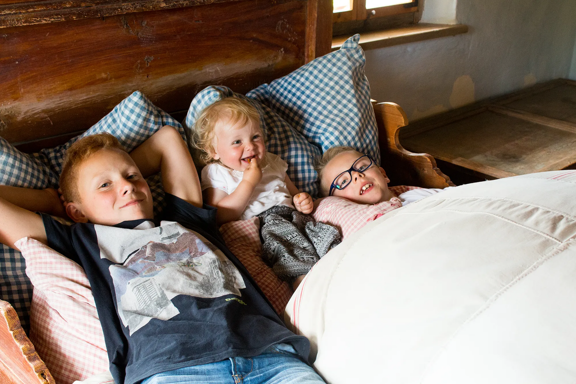 Kleiner Kinder mit Bettzeug Schlafsituation