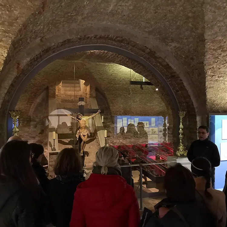 Einblicke in die Geschichte während einer Führung in den Klattauer Katakomben Gruppe in den Katakomben von Klattau