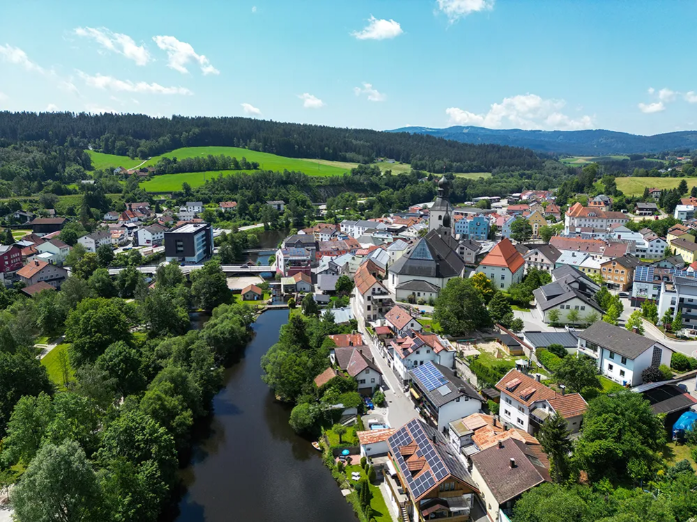 Friedliche Flusslandschaft mit dem Stadtgebiet Regen Blick auf die Stadt Regen mit dem namenssgebenden Fluss
