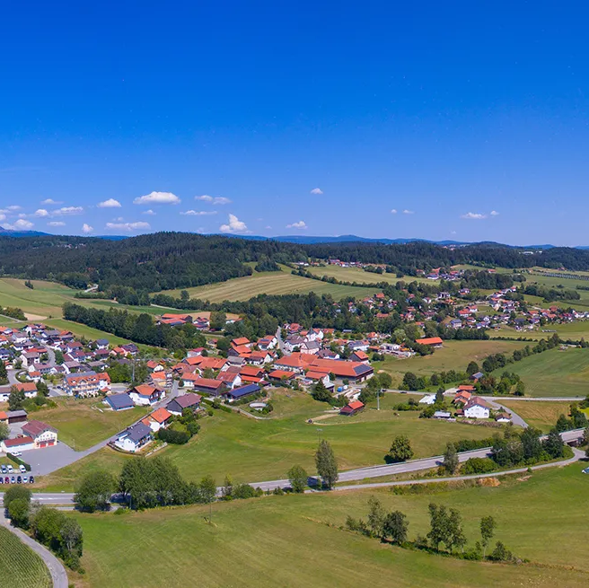 Panoramablick auf Eppenschlag mit den sanften Hügeln des Mittelgebirges unter kräftig blauem Himmel Ortsansicht Eppenschlag