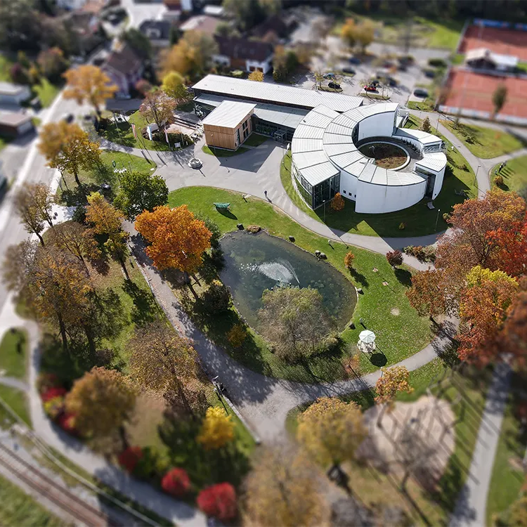 Luftaufnahme des strukturreichen Museumsgeländes im Herbst Glasmuseum_Frauenau