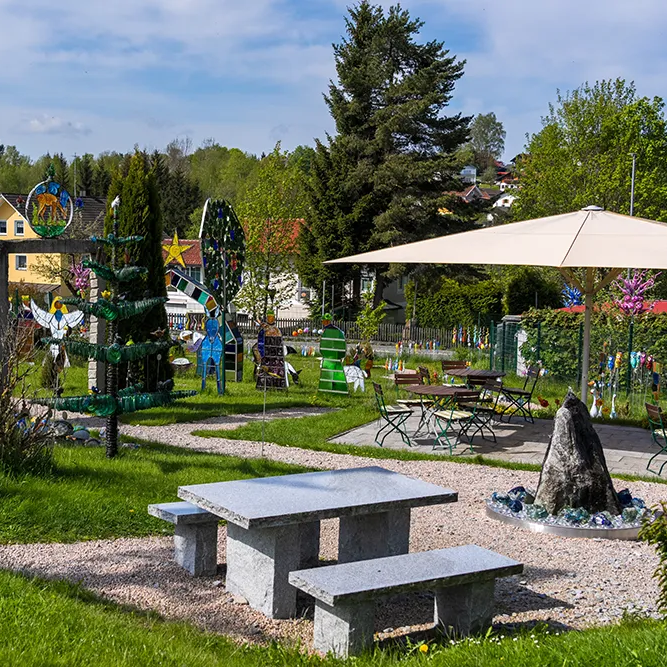Wald-Glas-Garten Riedlhütte mit kreativen Kunstwerken und Sitzgelegenheiten Waldglasgarten in St. Oswald-Riedlhütte
