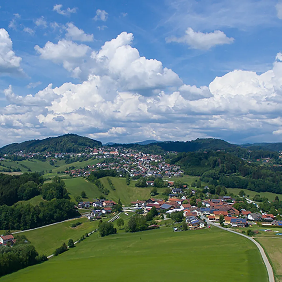 Himmel und weiße Wolken über der ruhigen ländlichen Szenerie rund um den Markt Schönberg Ortsansicht Schönberg