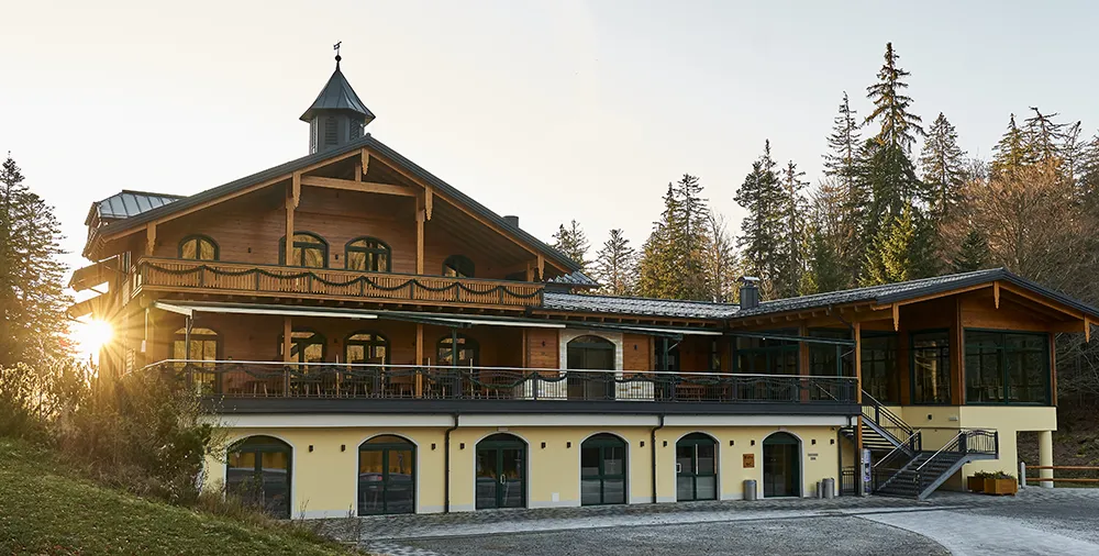 Blick zur Terrasse des charmanten Arberseehauses mit Abendstimmung Das Arberseehaus im Sonnenuntergang