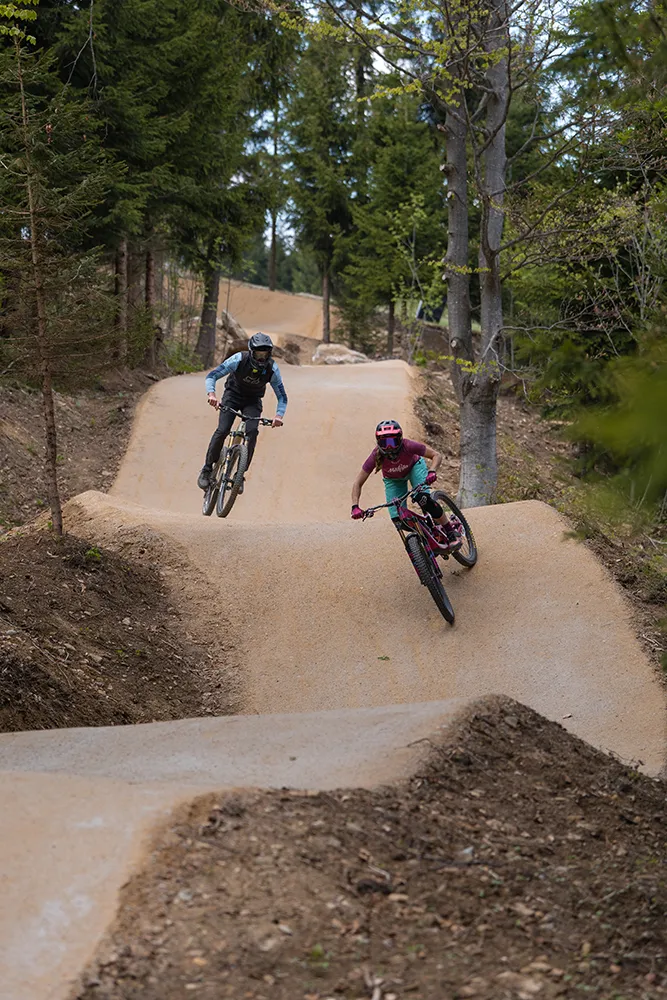 Zwei Downhill-Fahrer im Bikepark