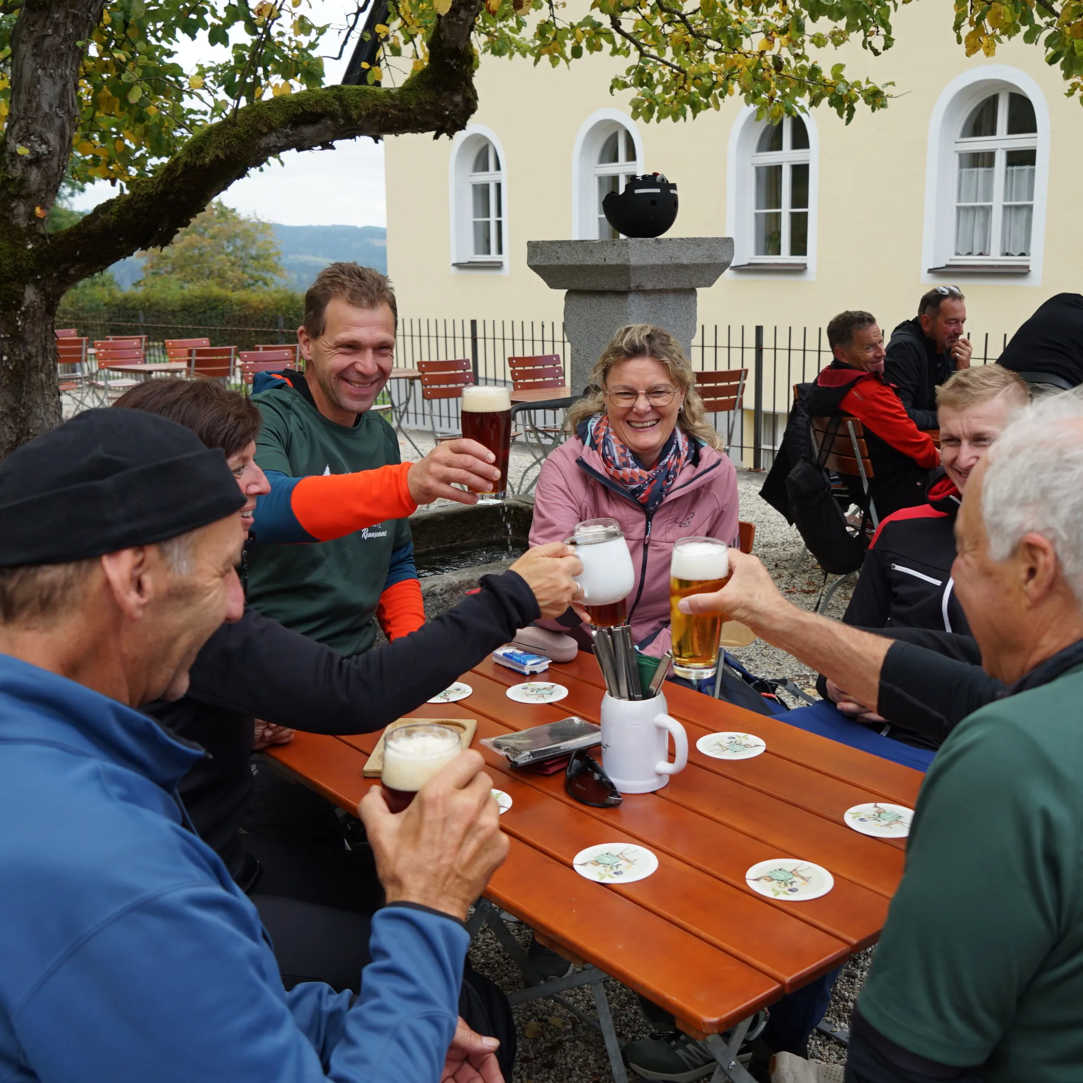Radlgruppe beim gemütlichen Zusammensein und Prosten