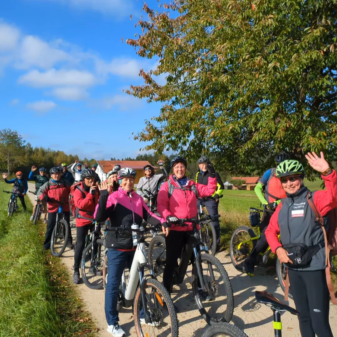 Teamfoto der Radler unterwegs auf der Strecke beim 5-Gänge-Radeln 2025