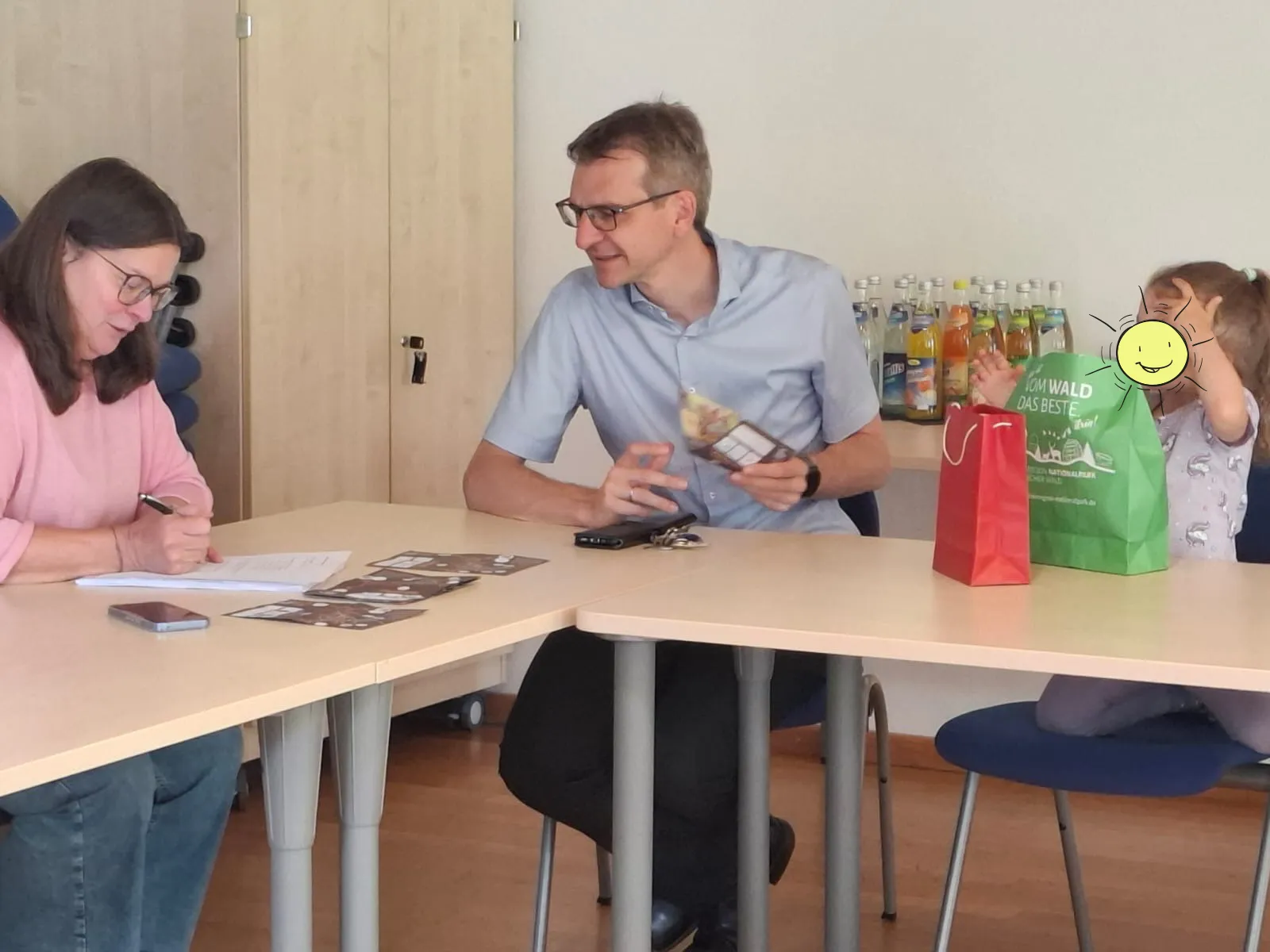 Theresa Resch aus der Tourist-Information Spiegelau mit Bürgermeister Karlheinz Roth beim auslosen der Preise der Gewinner der VatertagsGaudi 2026.