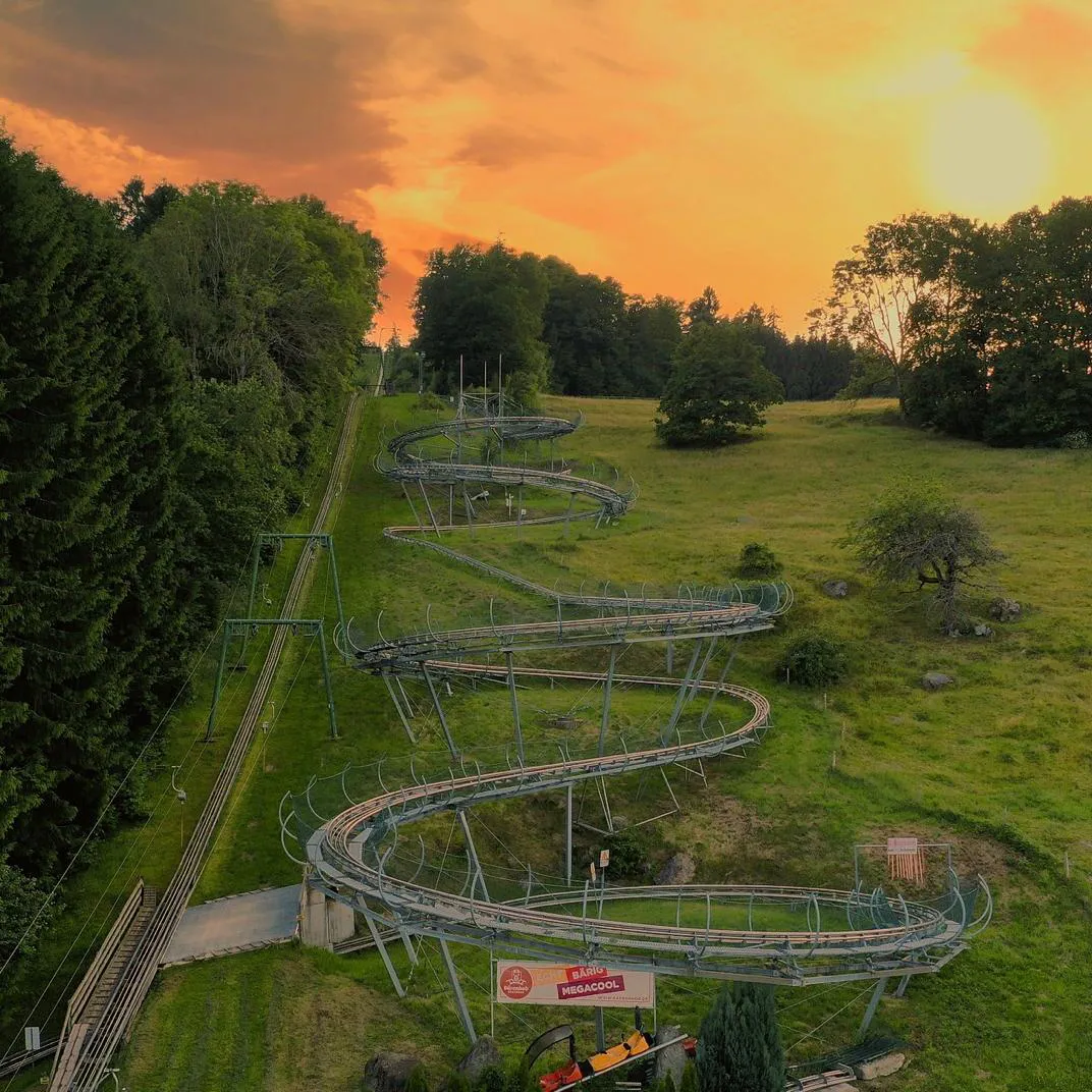 Bärnbobbahn in Grafenau in der Abenddämmerung