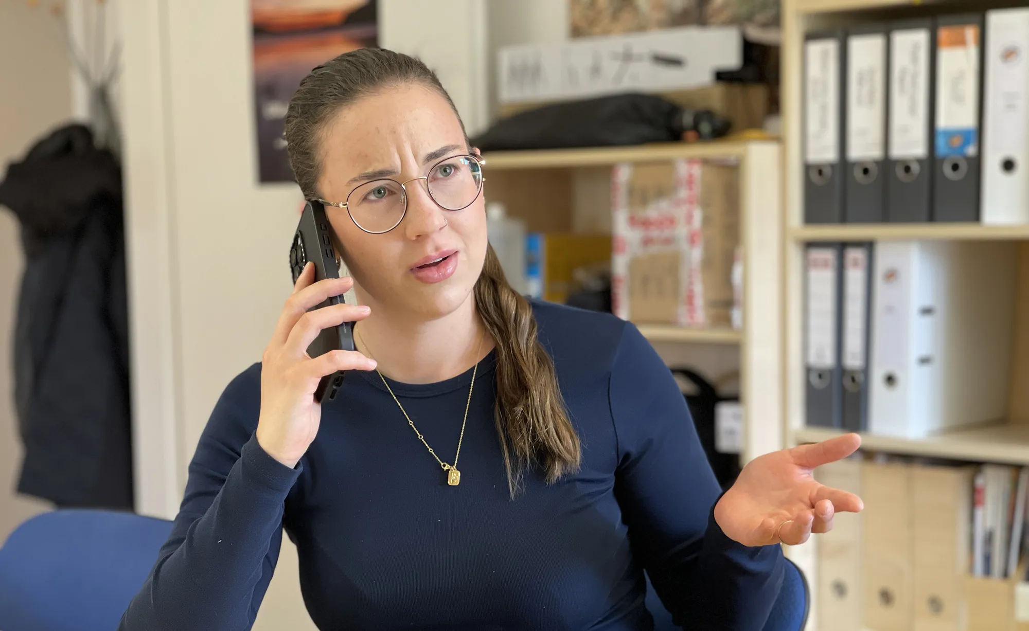 Frau mit verärgertem Blick am Telefon