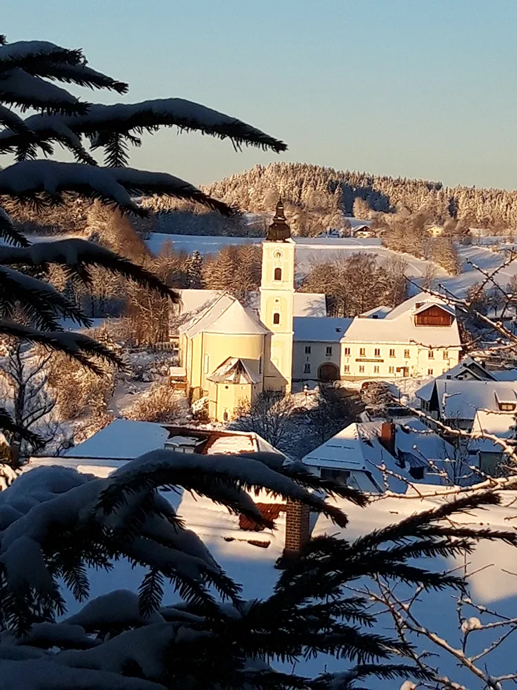 Winterlicher Blick auf die Klosterkirche St. Oswald