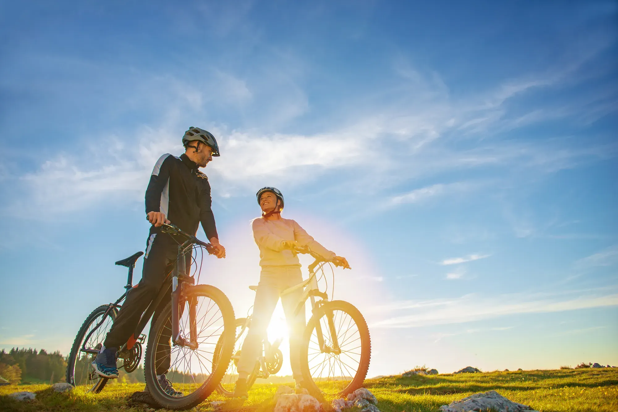 2 Fahrradfahrer im Sonnenuntergang